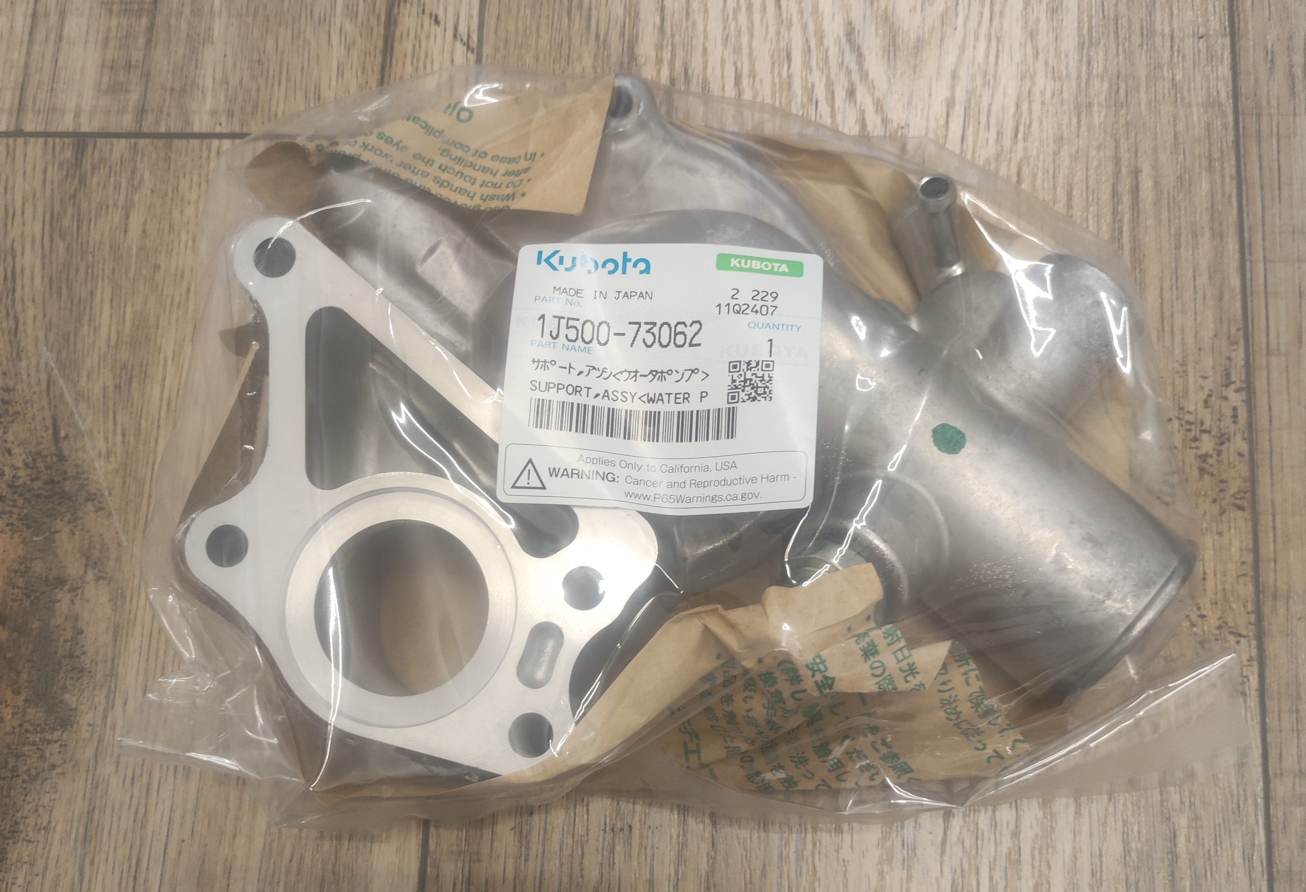 1J500-73062 Podstawa pompy wody Kubota V3800-T-2ES2270, Ausa D600